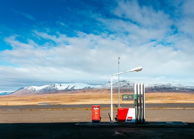 白天面对雪山的空路附近有空加油站